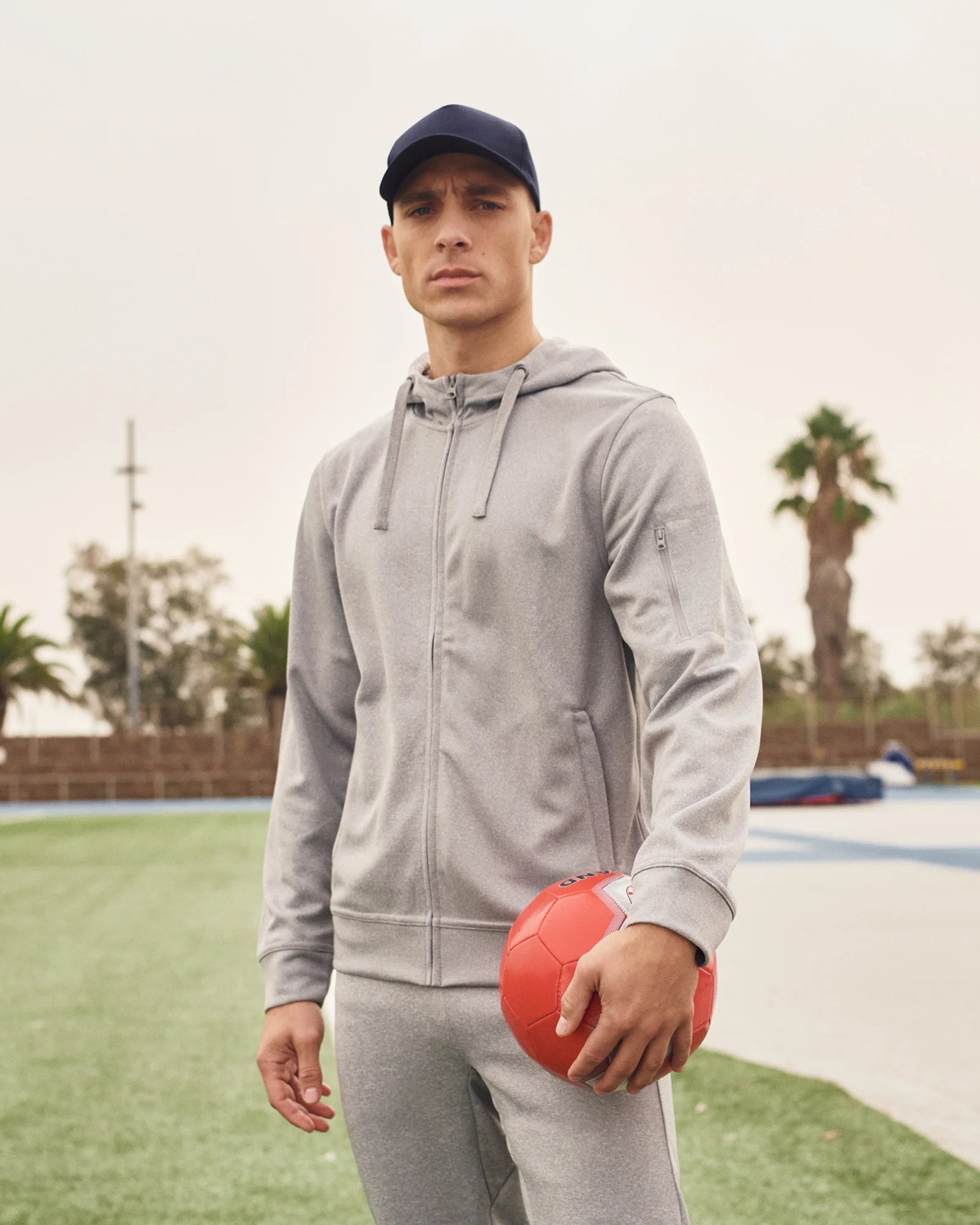 Clique Basic Active Hoody Full Zip hoodie met rits heren op een model