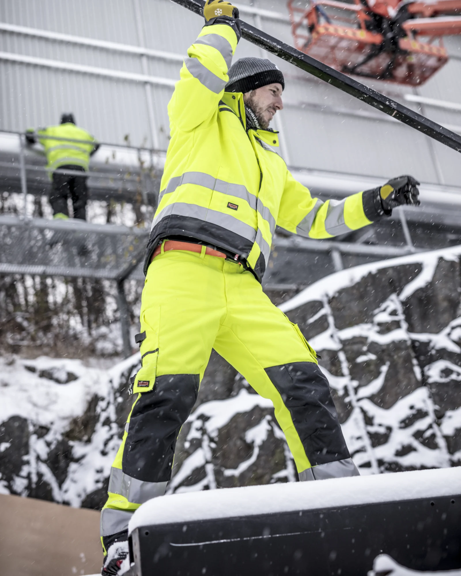Jobman 2236 Star Hi-Vis winterbroek heren gedragen op een model