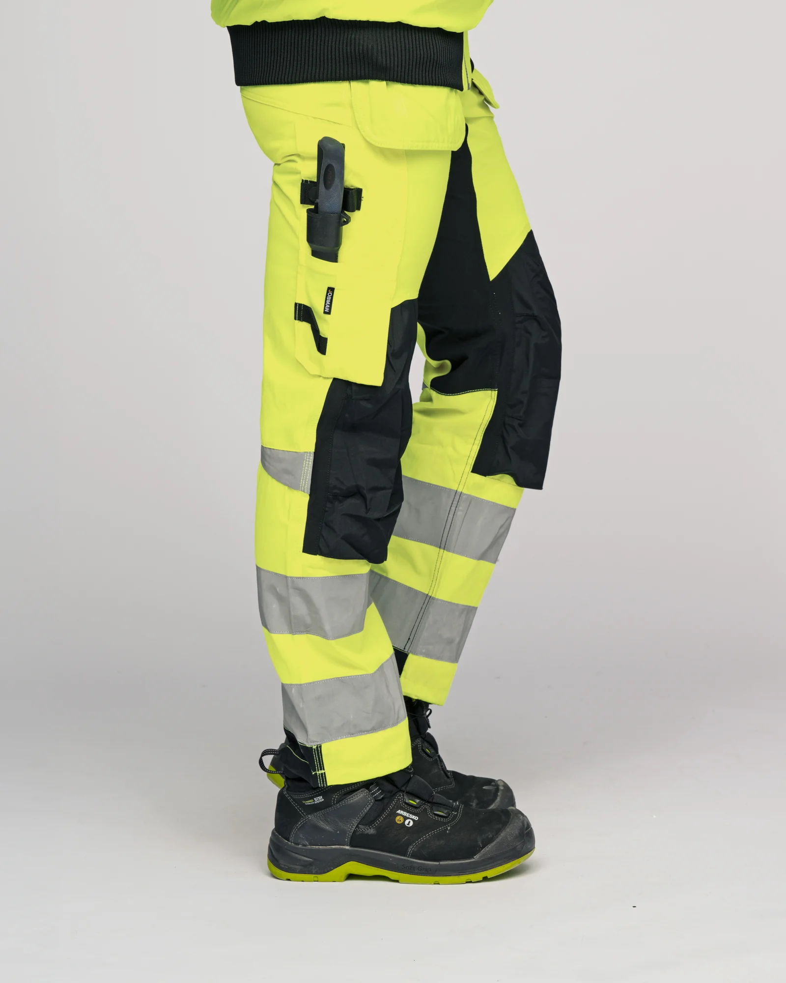 Jobman 2240 Hi-Vis stretch werkbroek heren gedragen op een model