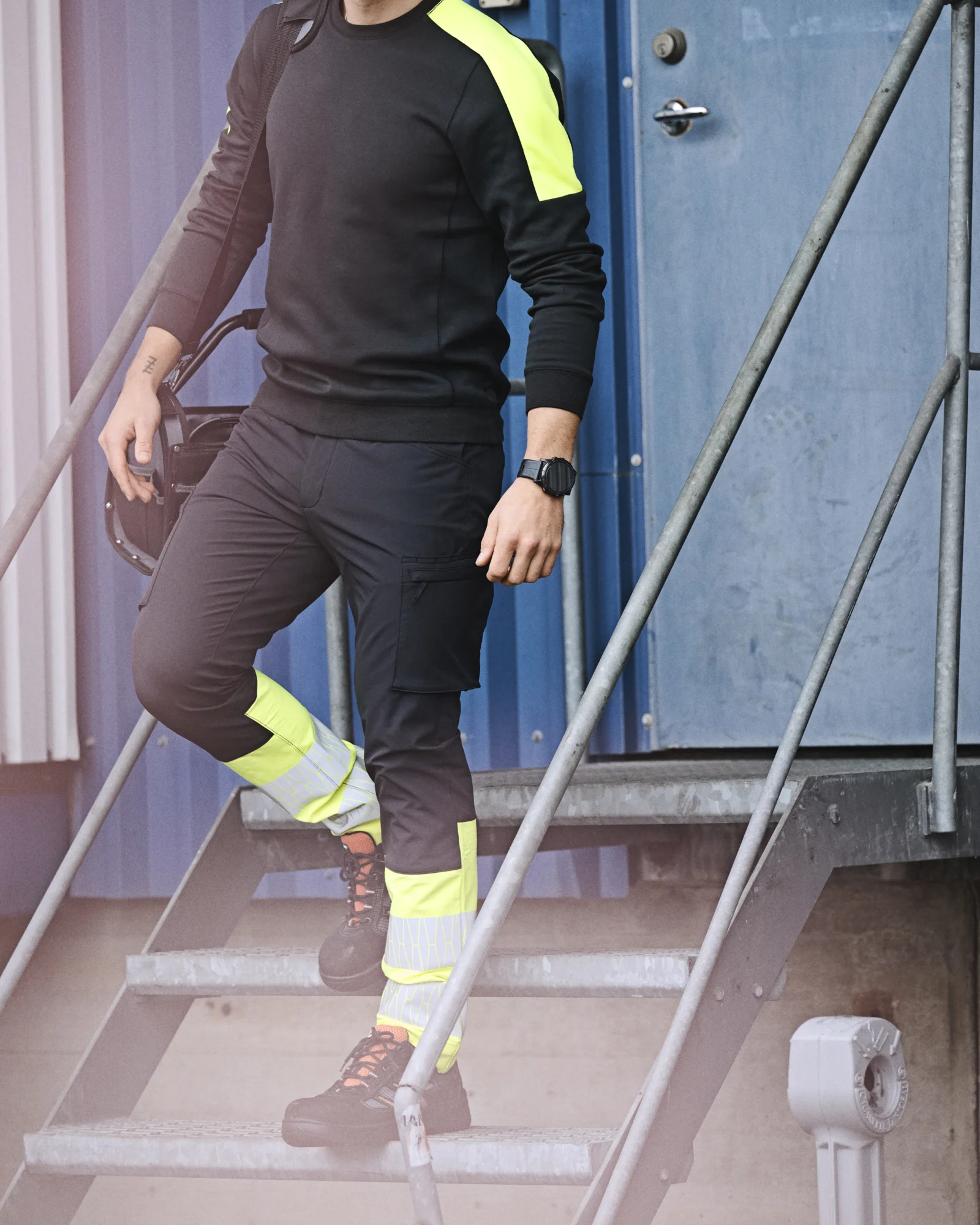 Jobman 2328 Hi-Vis stretch servicebroek heren gedragen op een model