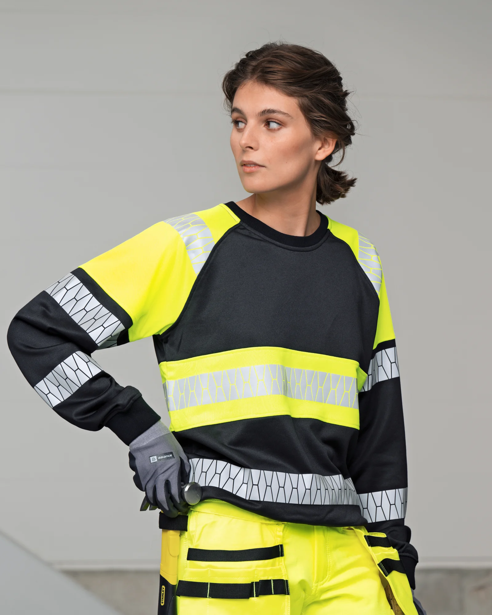 Jobman 5224 Hi-Vis sweater unisex gedragen op een model