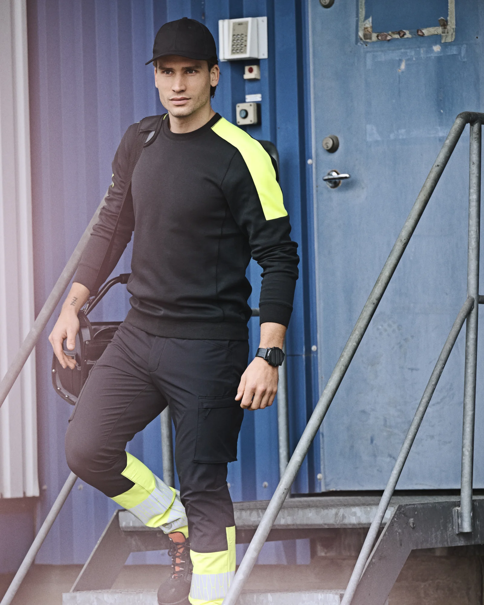 Jobman 5402 sweater met ronde hals heren gedragen op een model
