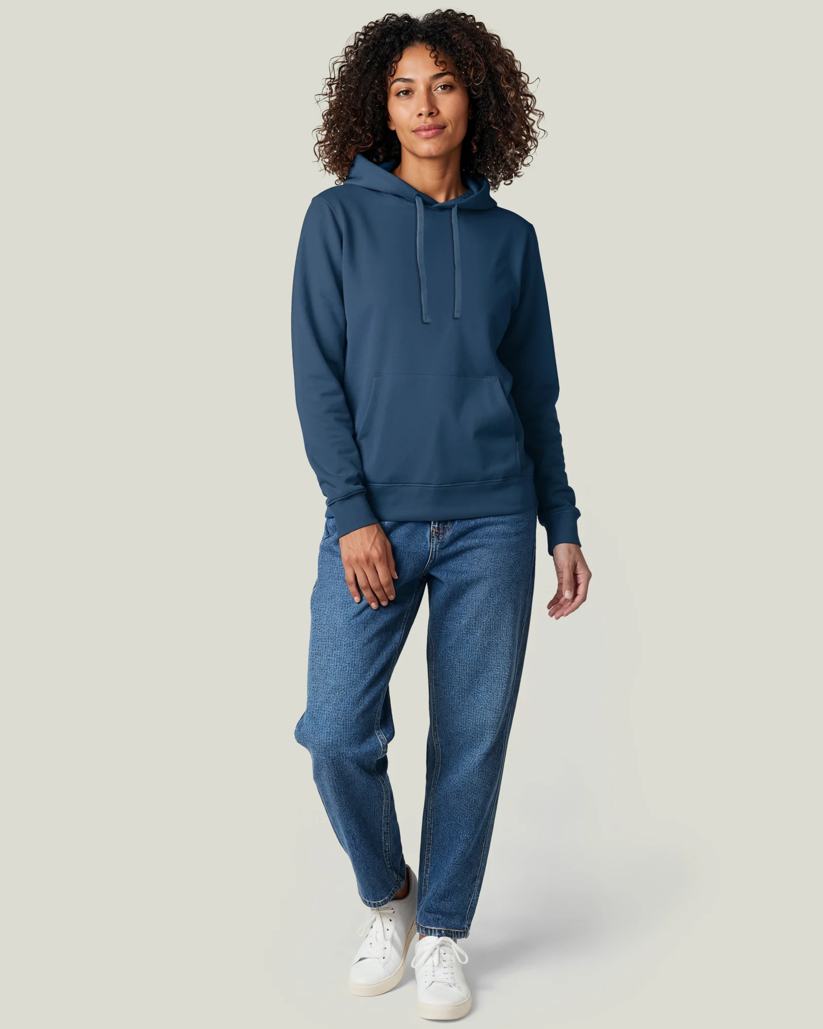 Untagged Movement UM Hoodie (OCS-RCS) Regular Fit Unisex gedragen door een model