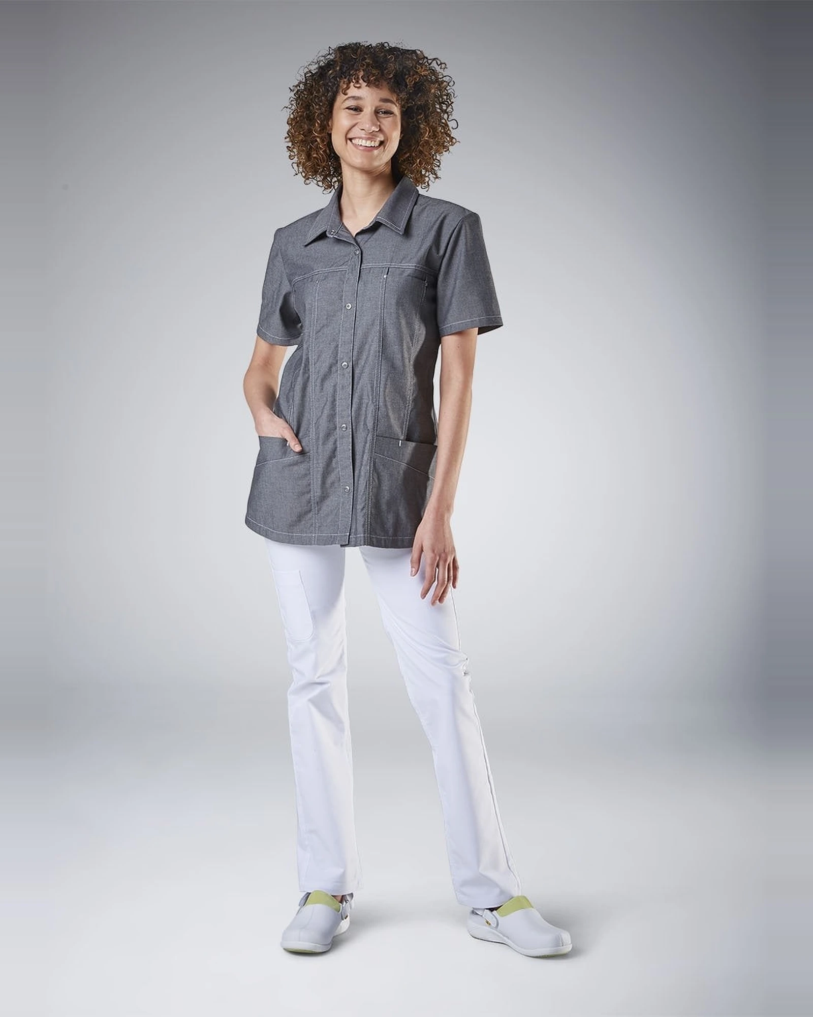 Haen Lotte slimfit stretch zorgbroek dames gedragen door een model