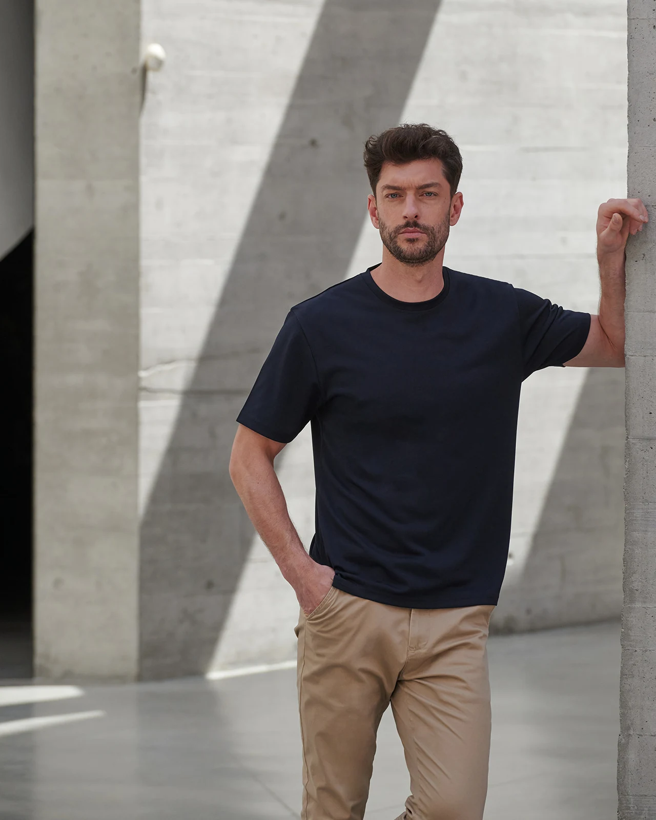 Henbury H075 Coolplus unisex T-shirt gedragen door een model