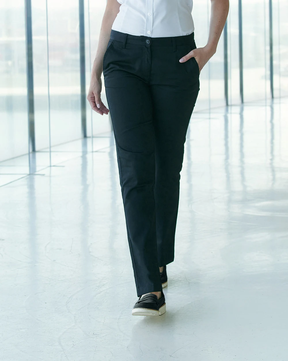 Henbury H641 dameschino met rechte slim fit gedragen door een model