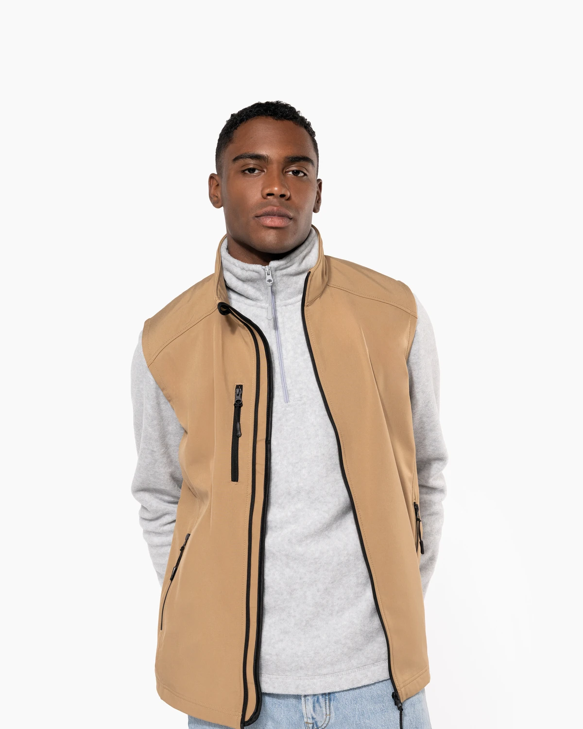Kariban K403 Softshell bodywarmer gedragen door een model