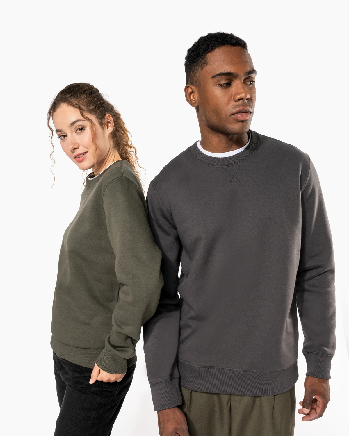 Kariban K442 Sweater met ronde hals gedragen door een model