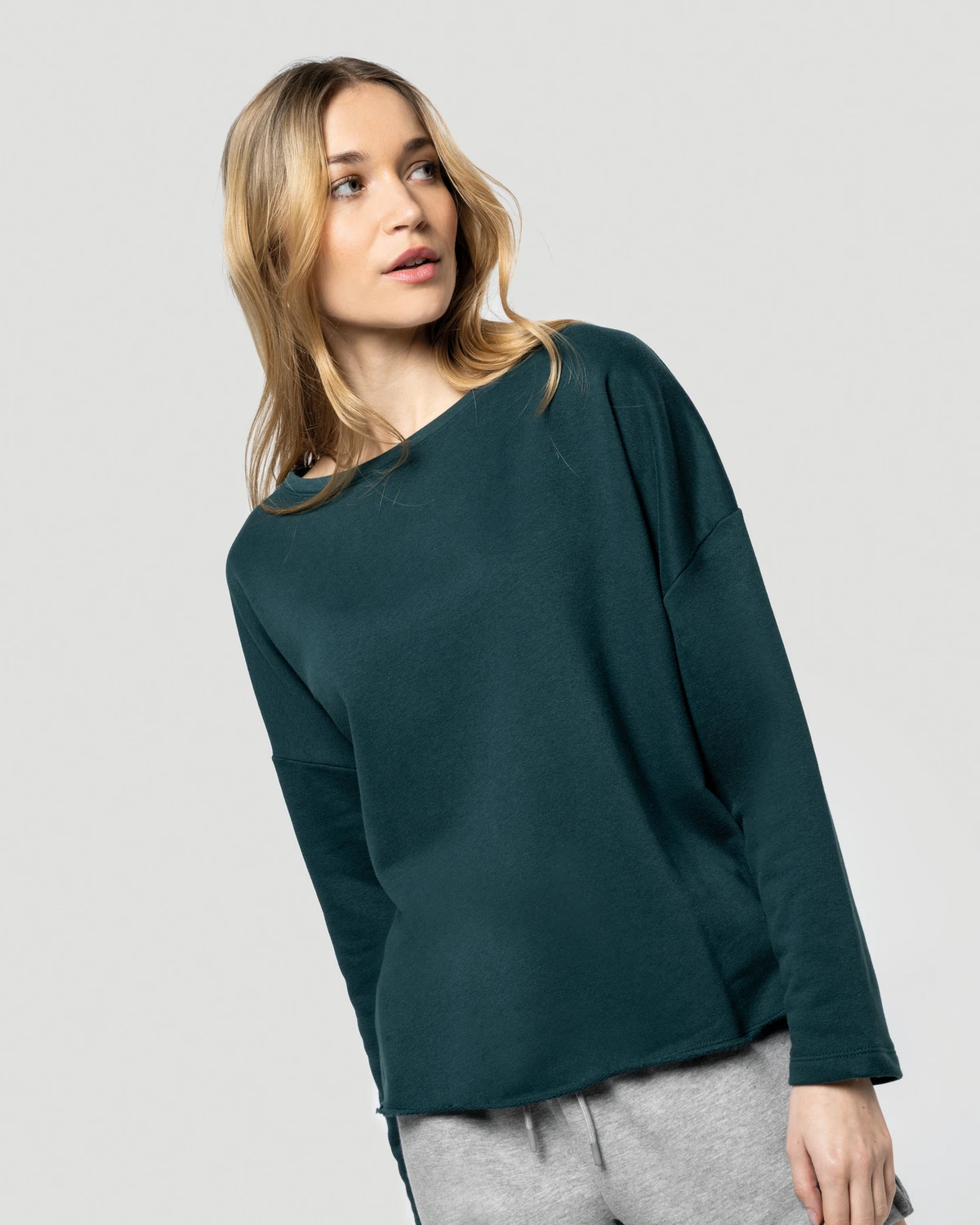 Kariban K471 Damessweater “Loose fit” gedragen door een model