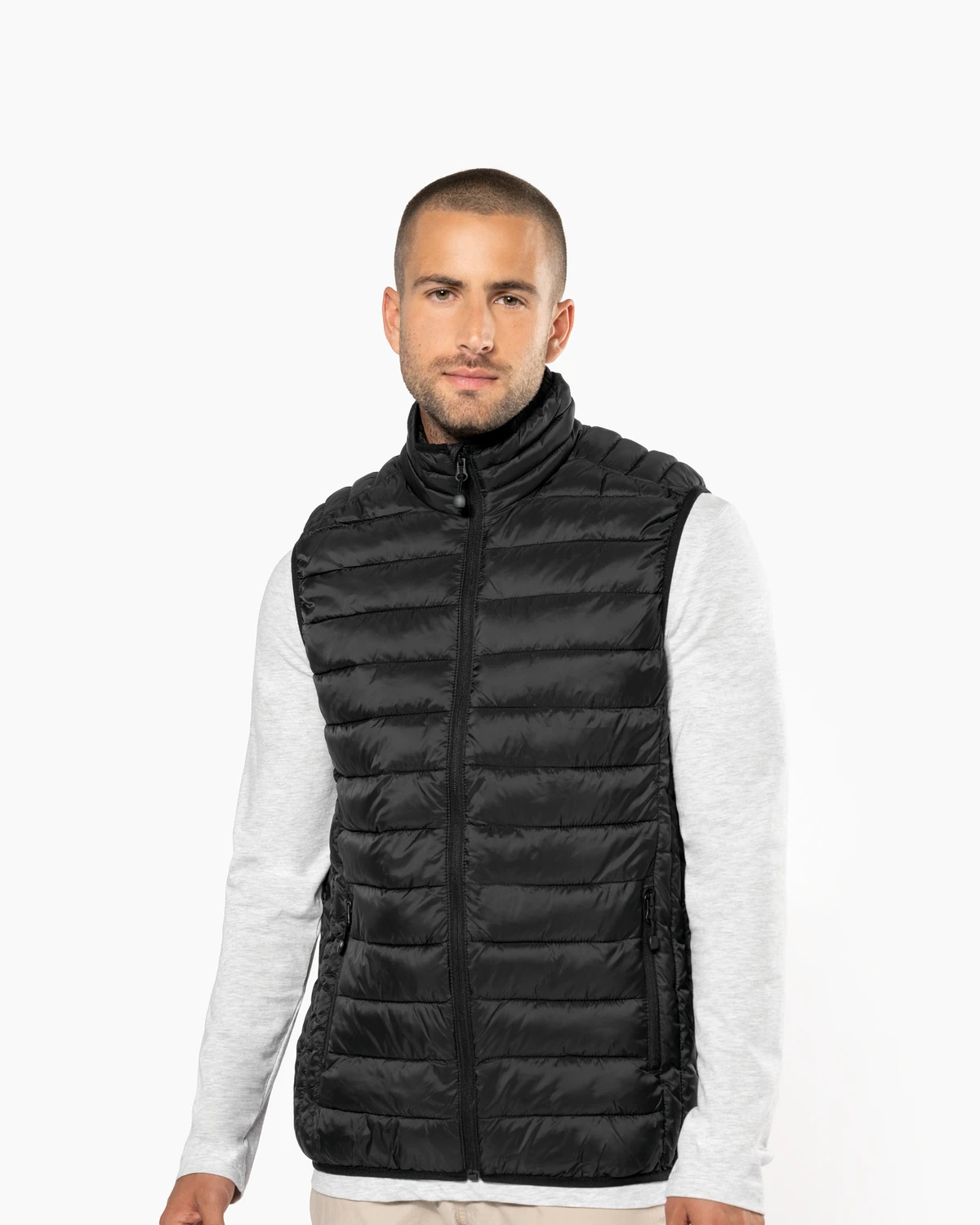 Kariban K6113 Lichte donsbodywarmer heren gedragen door een model