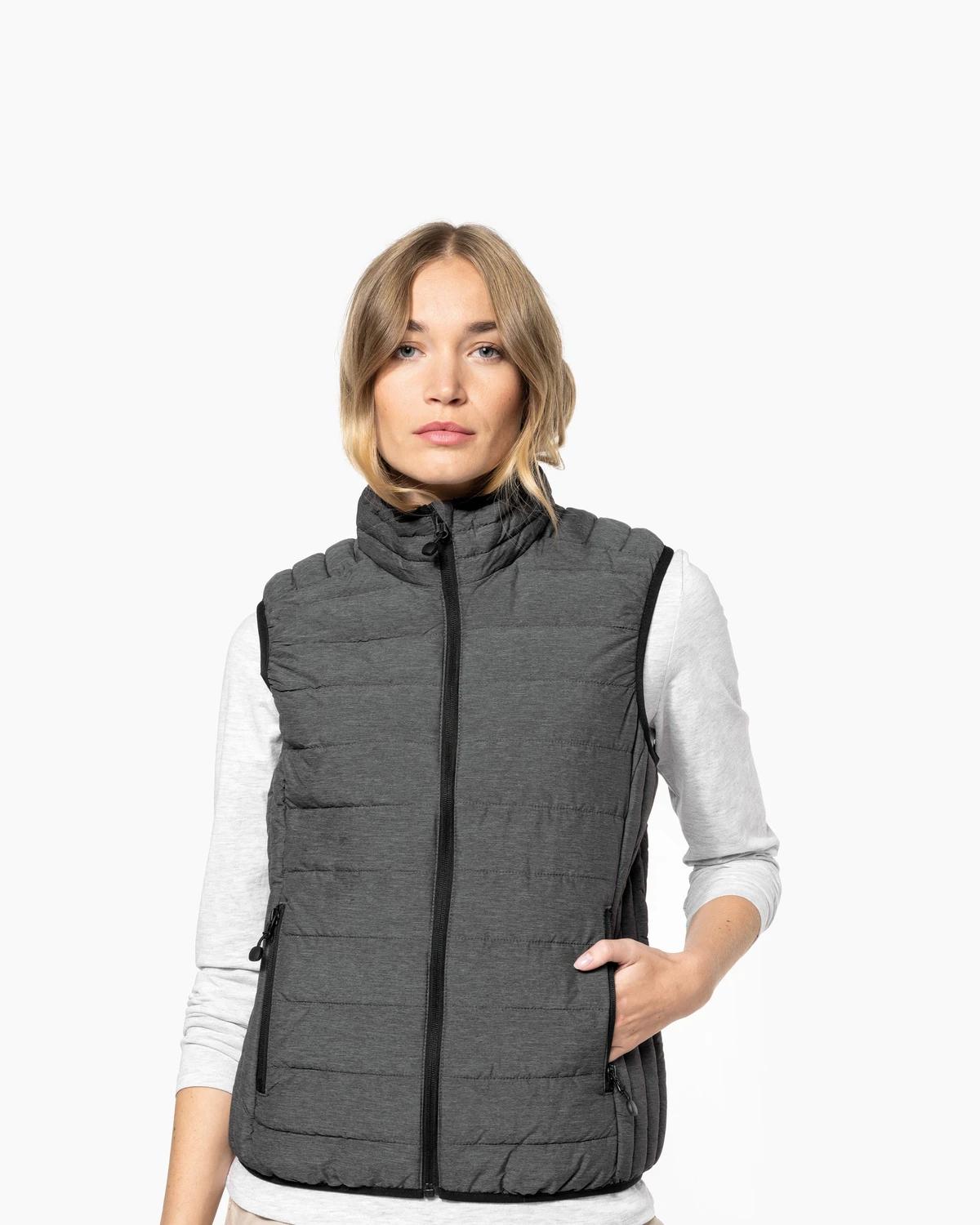 Kariban K6114 Lichte damesbodywarmer gedragen door een model