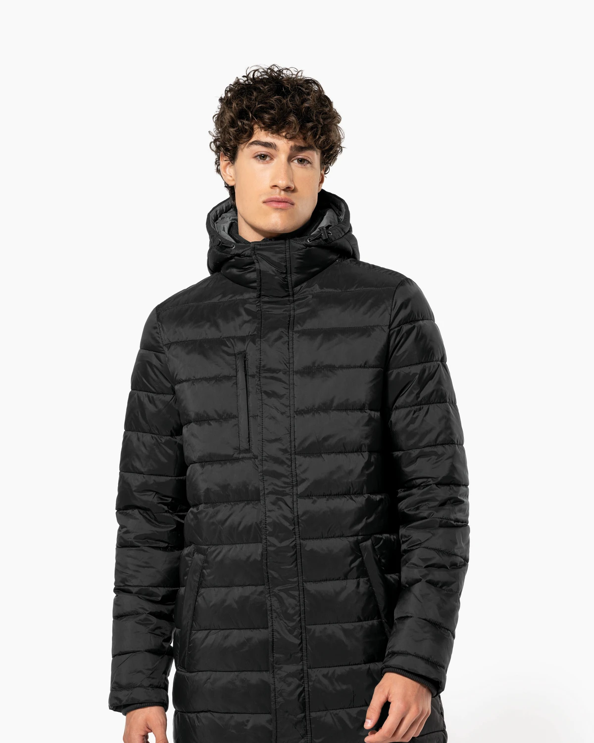 Kariban K6128 Lichte herenparka met capuchon gedragen door een model