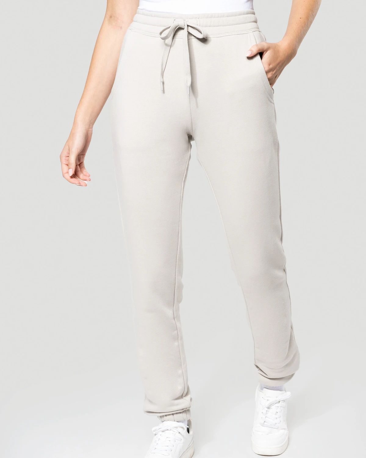 Kariban K7027 Ecologische joggingbroek gedragen door een model