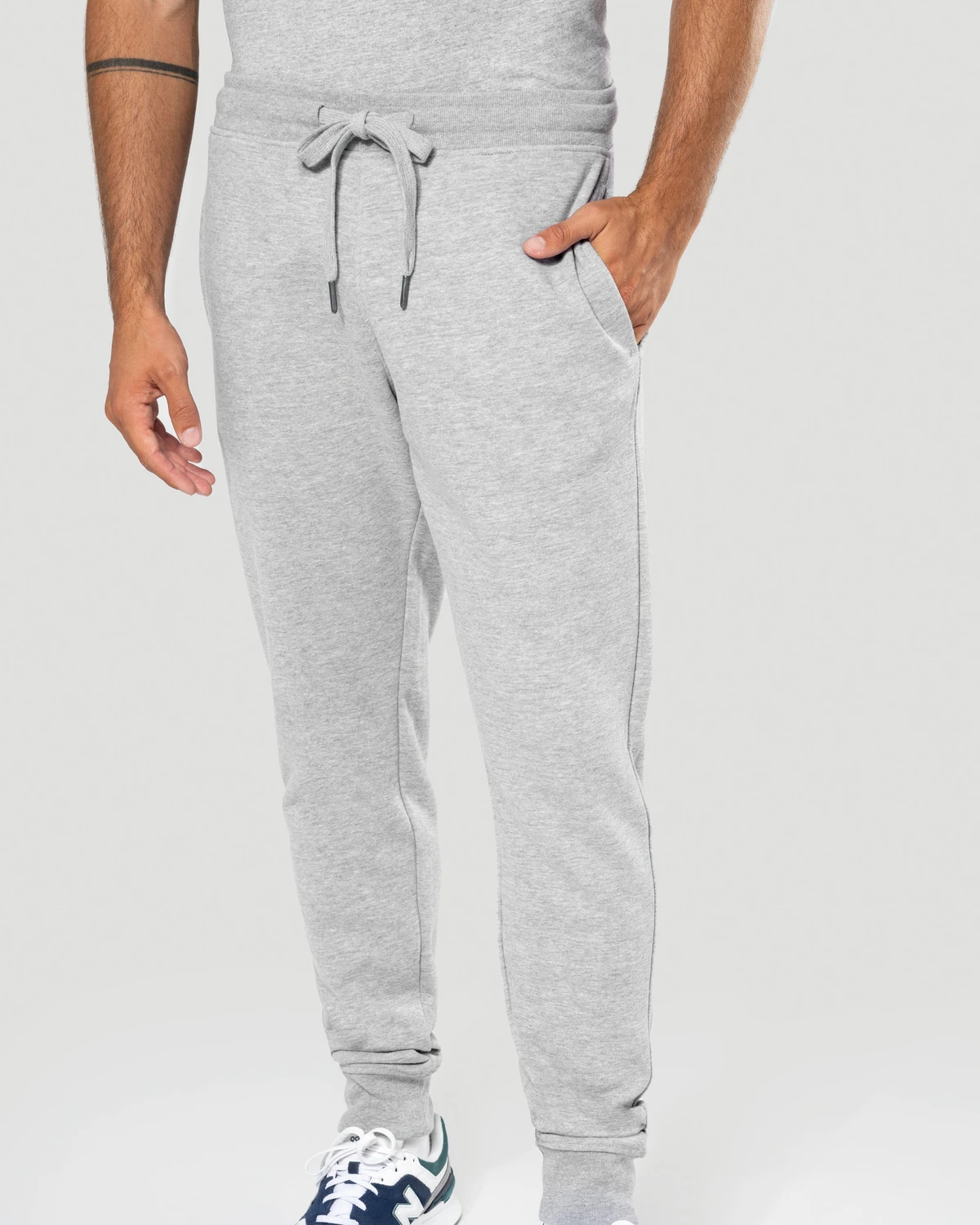 Kariban K758 Ecologische fleece joggingbroek voor heren gedragen door een model
