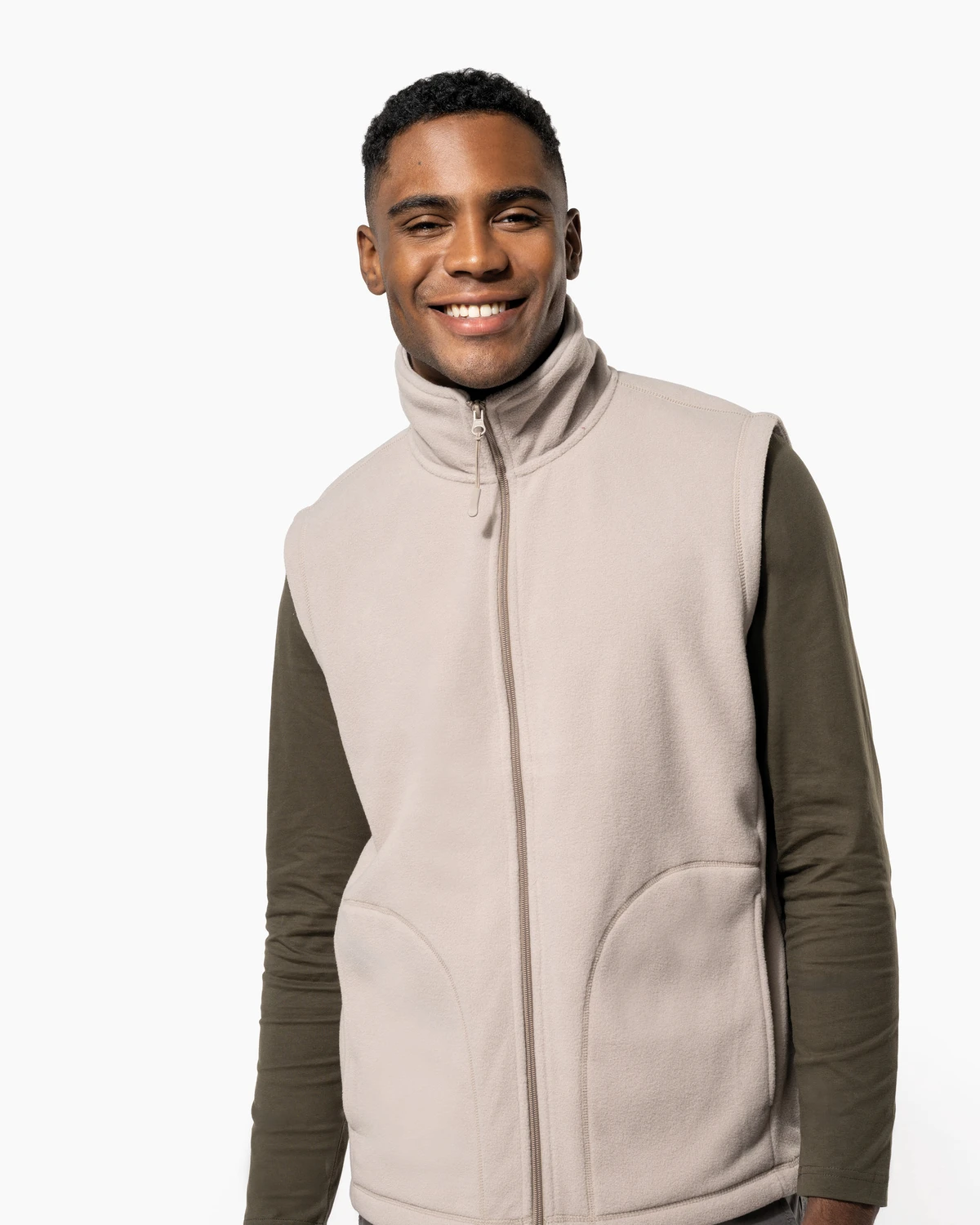 Kariban K913 Bodywarmer van microfleece heren gedragen door een model