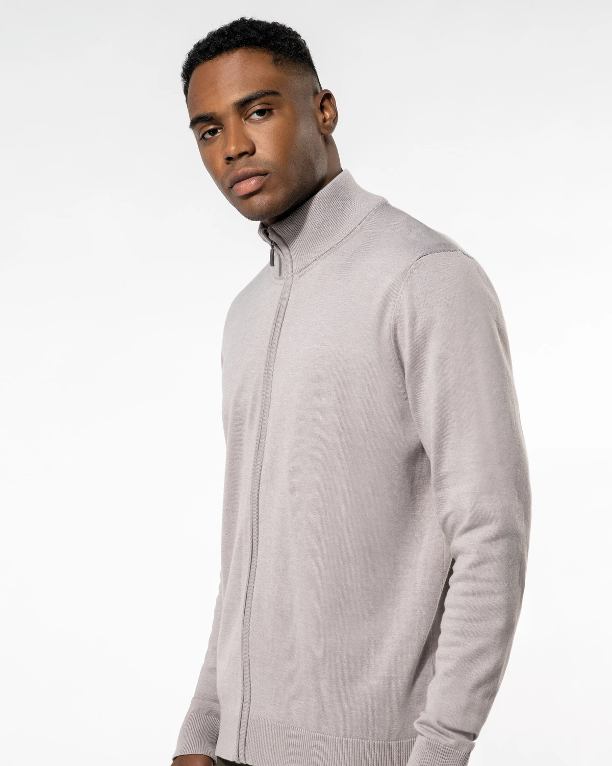 Kariban K961 Heren cardigan met rits gedragen door een model