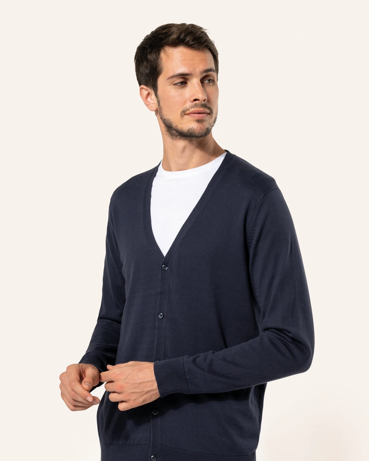Kariban Premium PK902 Heren Supima® cardigan gedragen door een model