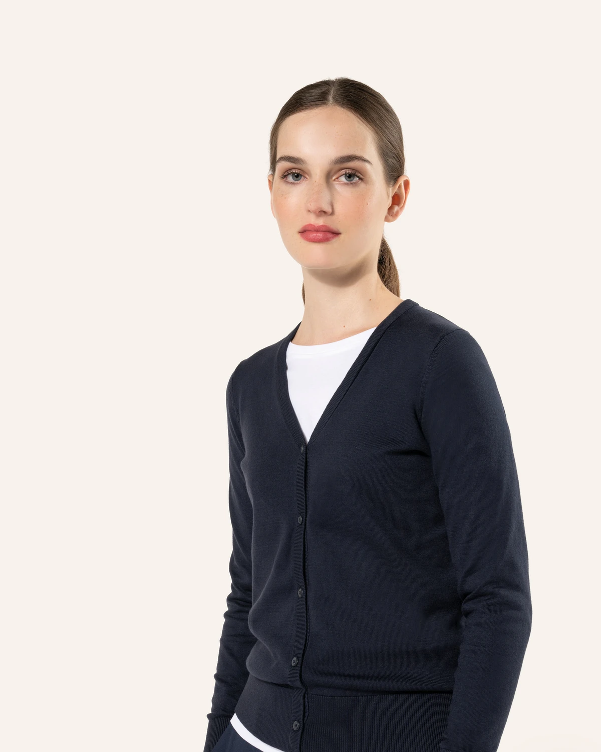 Kariban Premium PK903 Dames Supima® cardigan gedragen door een model
