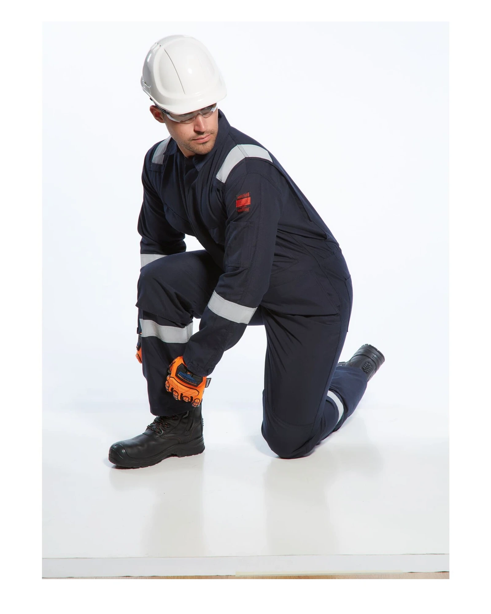 Portwest Araflame vlamvertragende overall gedragen door een model