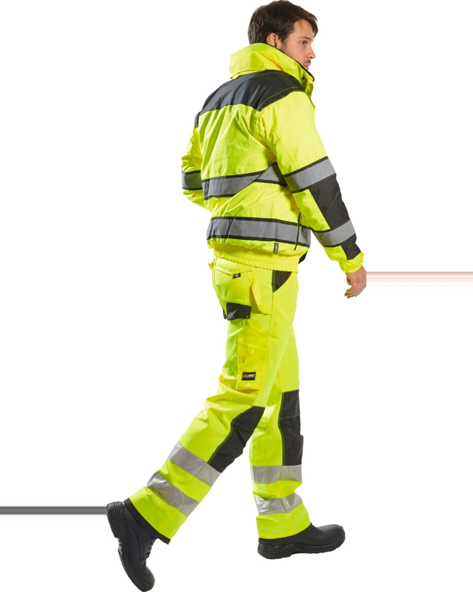 Portwest Hi-Vis Hi-vis multifunctionele jas gedragen door een model