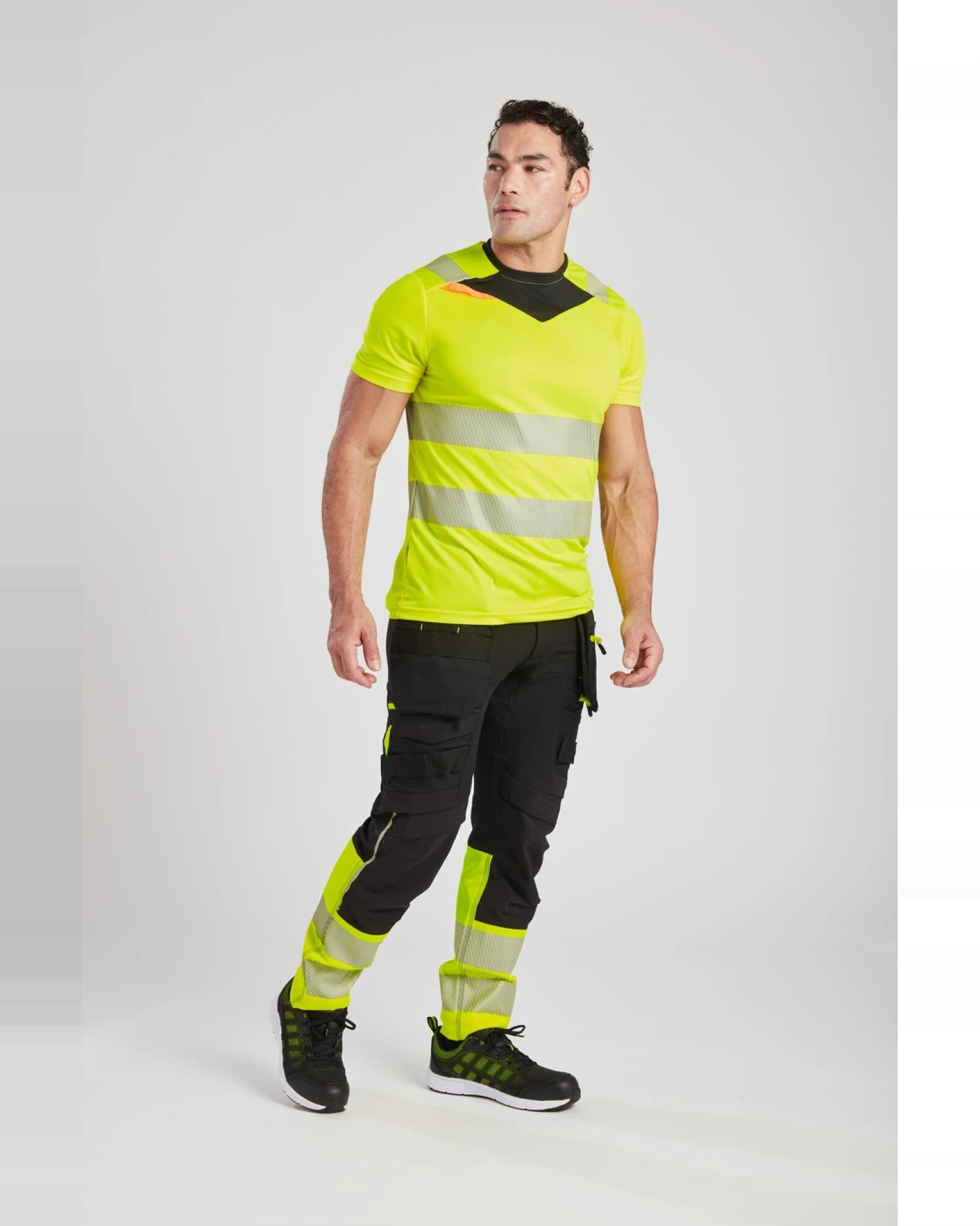 Portwest DX4 Hi-Vis Hi-vis T-shirt gedragen door een model
