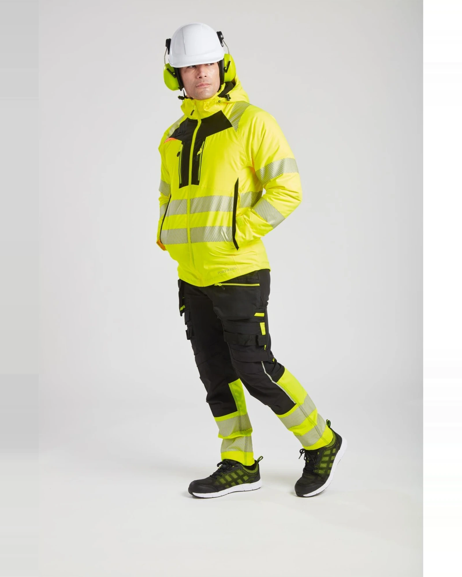 Portwest DX4 Hi-Vis Hi-vis winterjas gedragen door een model