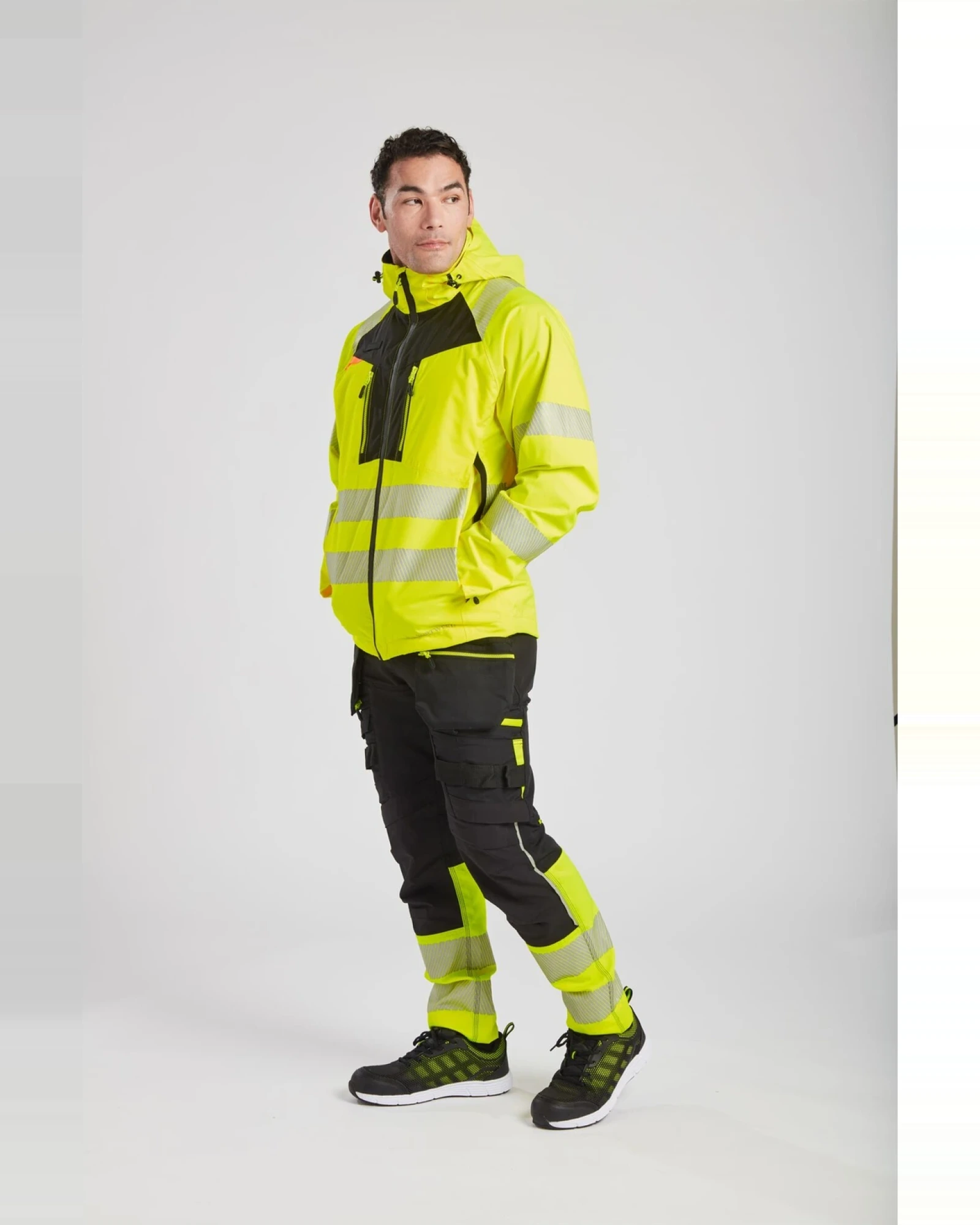 Portwest DX4 Hi-Vis Hi-vis regenjas gedragen door een model
