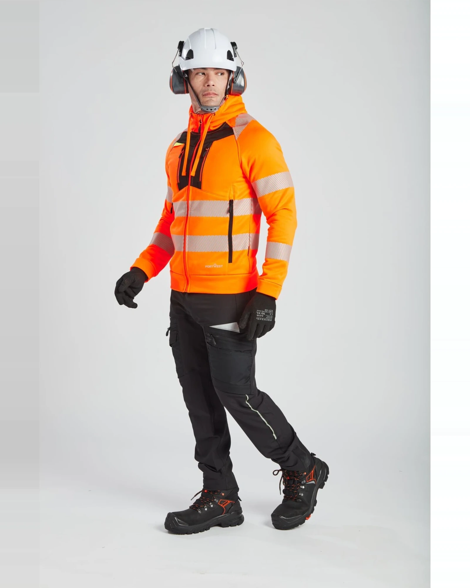Portwest DX4 Hi-Vis Hi-vis sweatshirt gedragen door een model