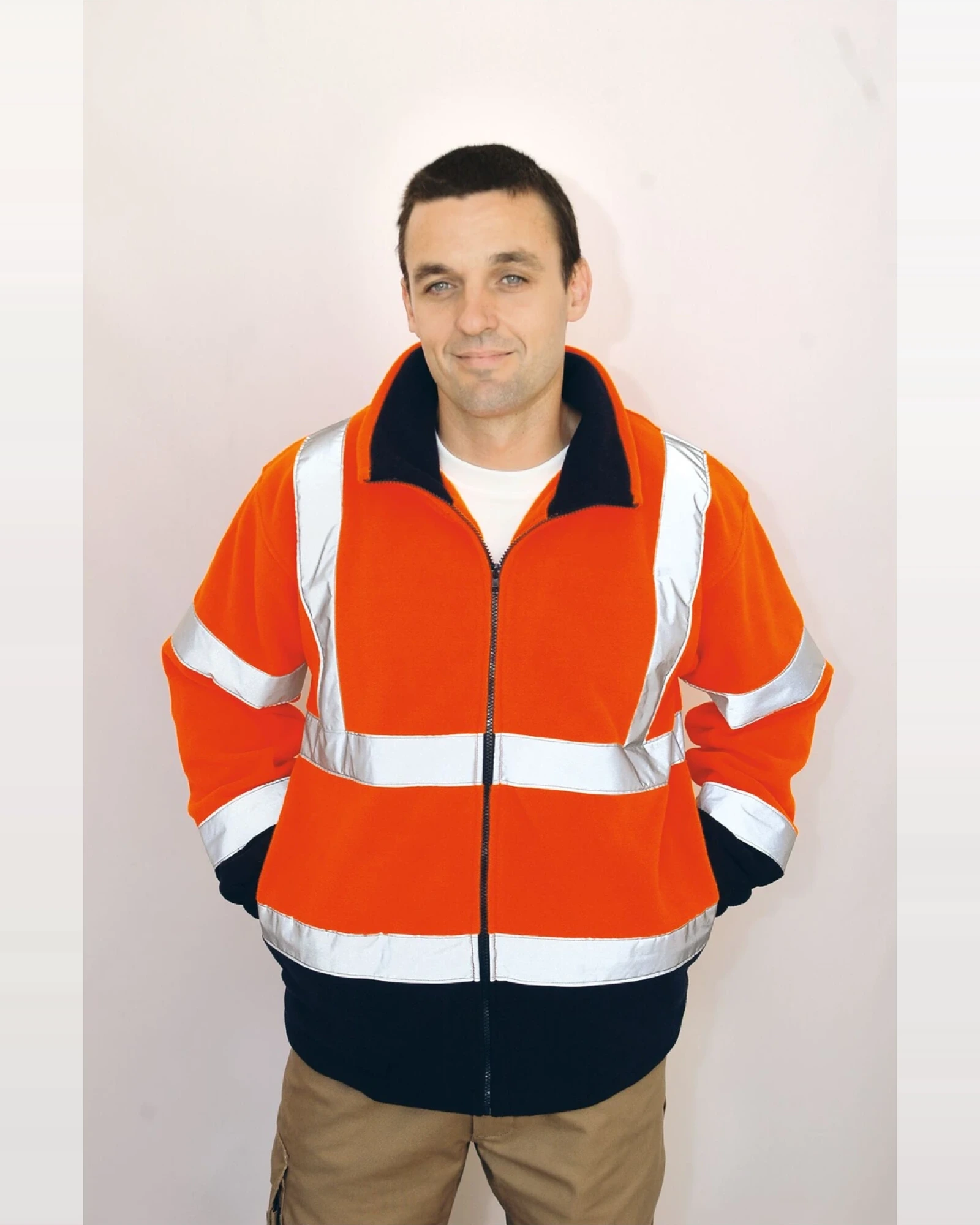Portwest Hi-Vis Hi-vis fleece gedragen door een model