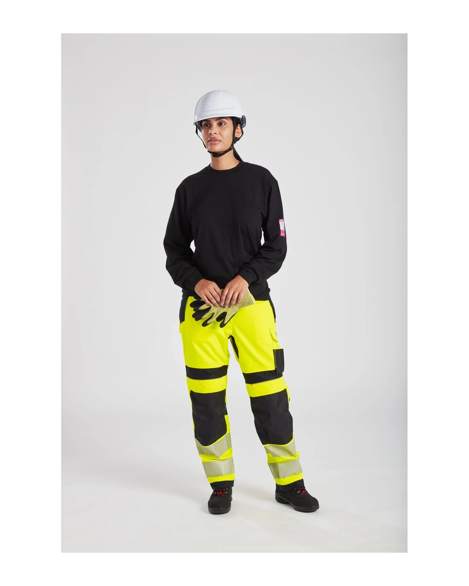 Portwest Modaflame vlamvertragend T-shirt gedragen door een model