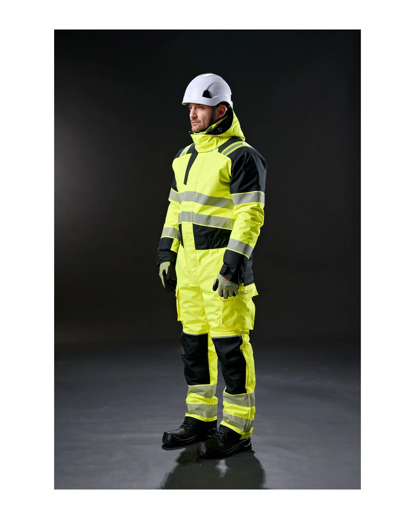 Portwest PW3 Modaflame Multi-Norm Hi-Vis vlamvertragende overall gedragen door een model