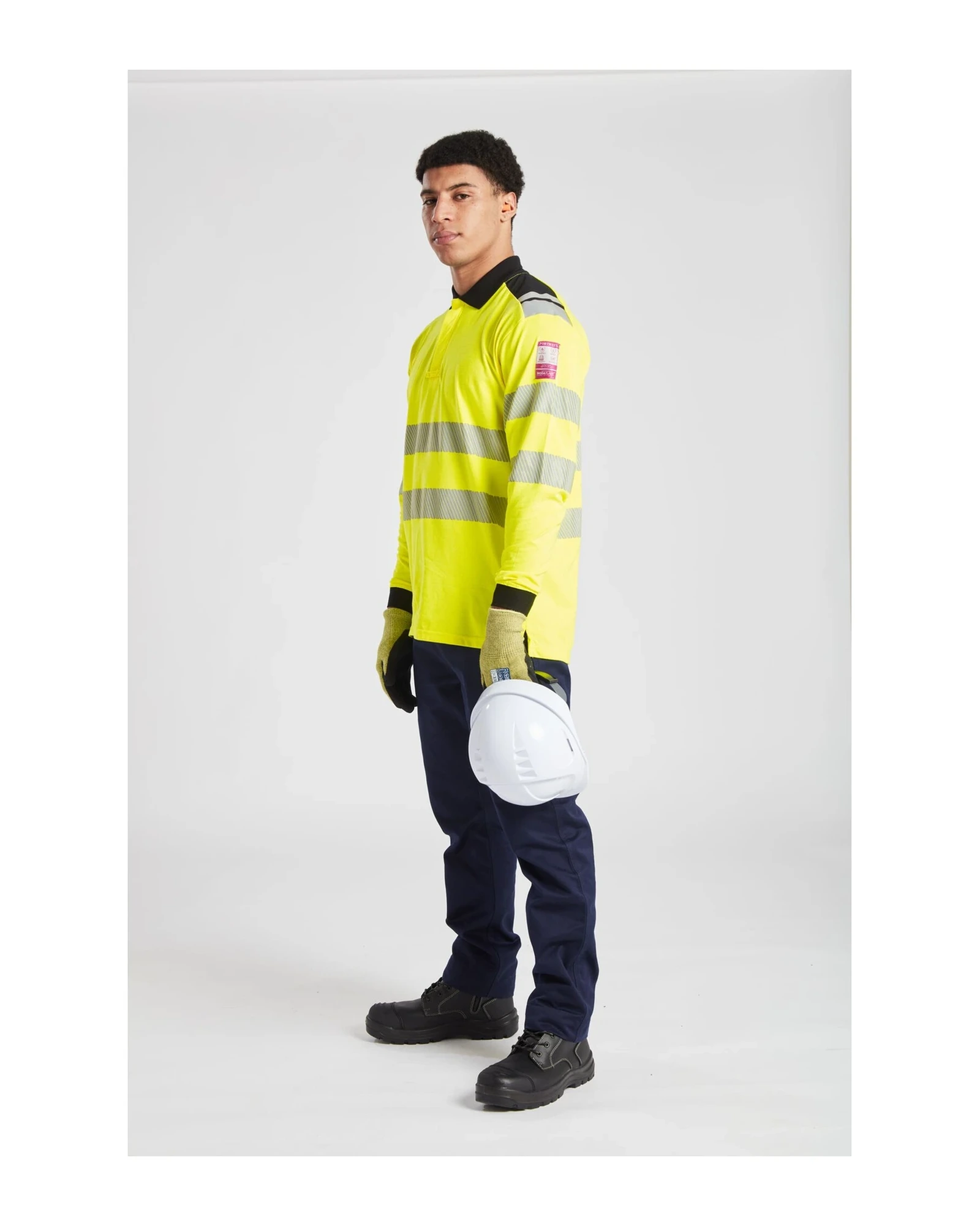 Portwest PW3 Modaflame Hi-Vis vlamvertragende polo gedragen door een model