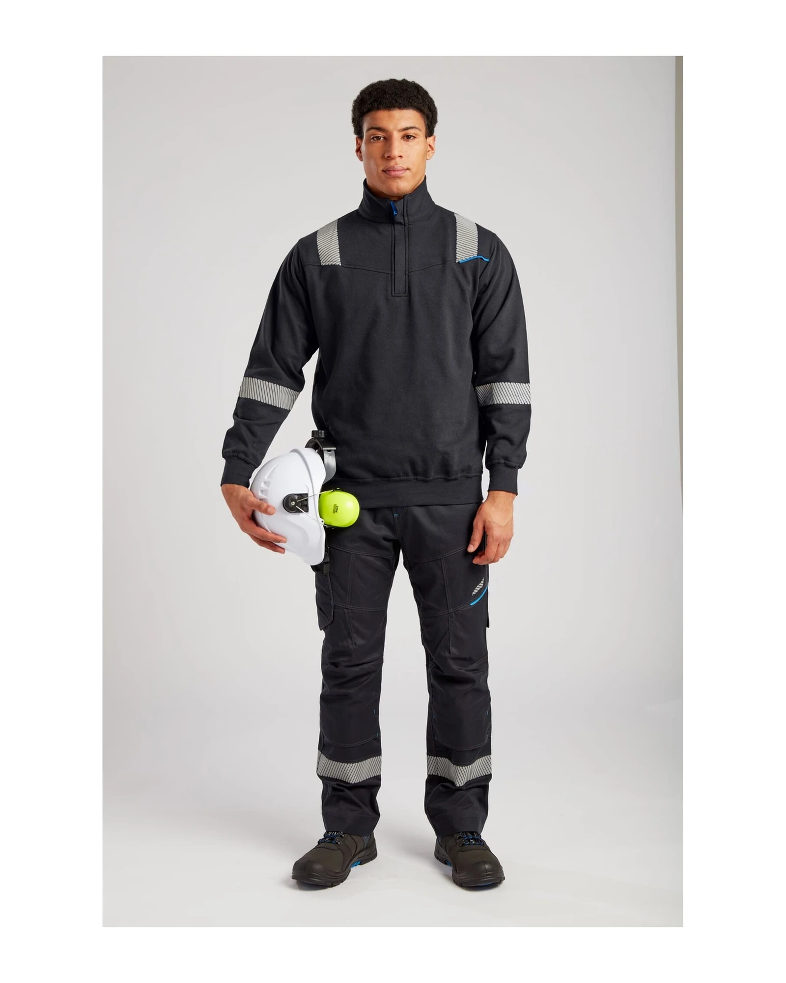 Portwest WX3 vlamvertragend sweatshirt gedragen door een model