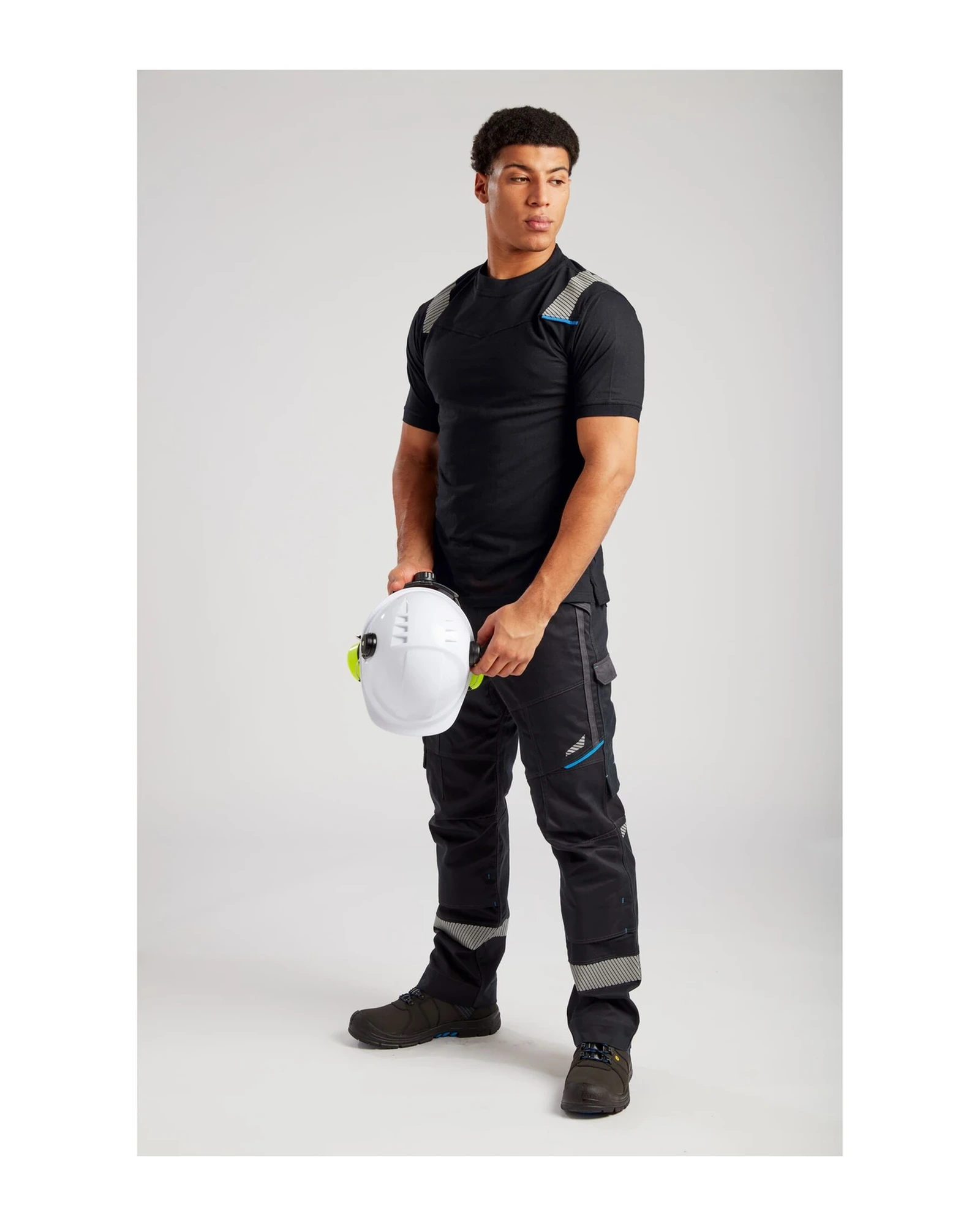 Portwest WX3 vlamvertragend T-shirt gedragen door een model