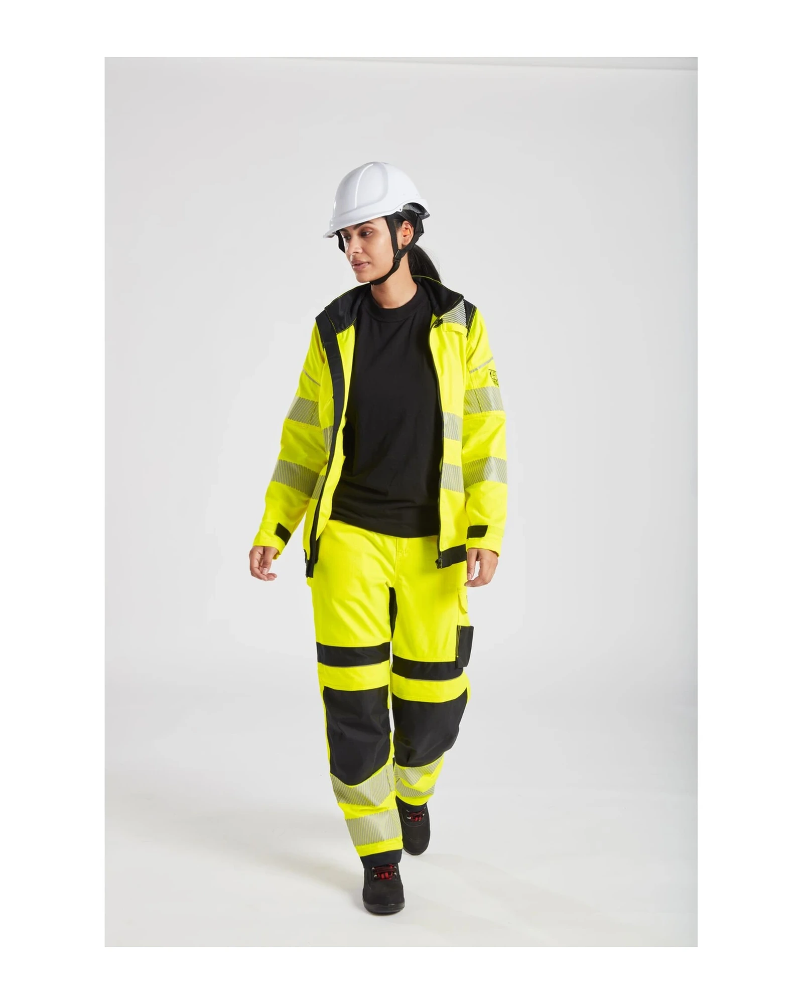 Portwest PW3 Modaflame Hi-Vis vlamvertragende werkjas gedragen door een model