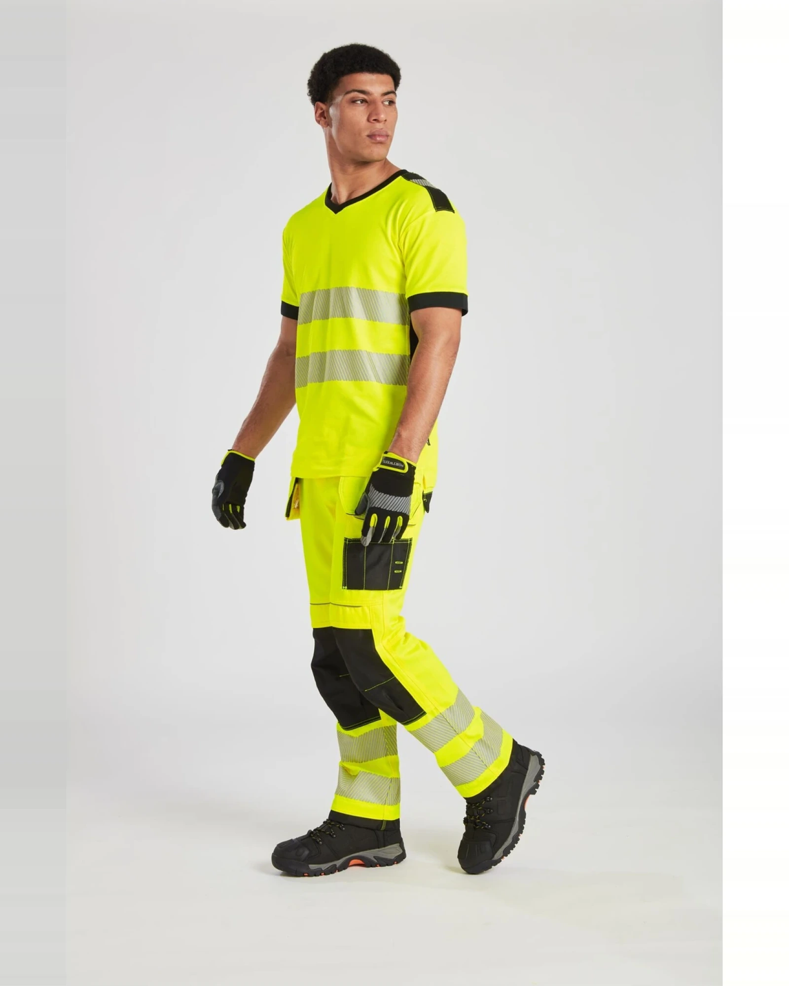 Portwest PW3 Hi-Vis Hi-vis T-shirt gedragen door een model