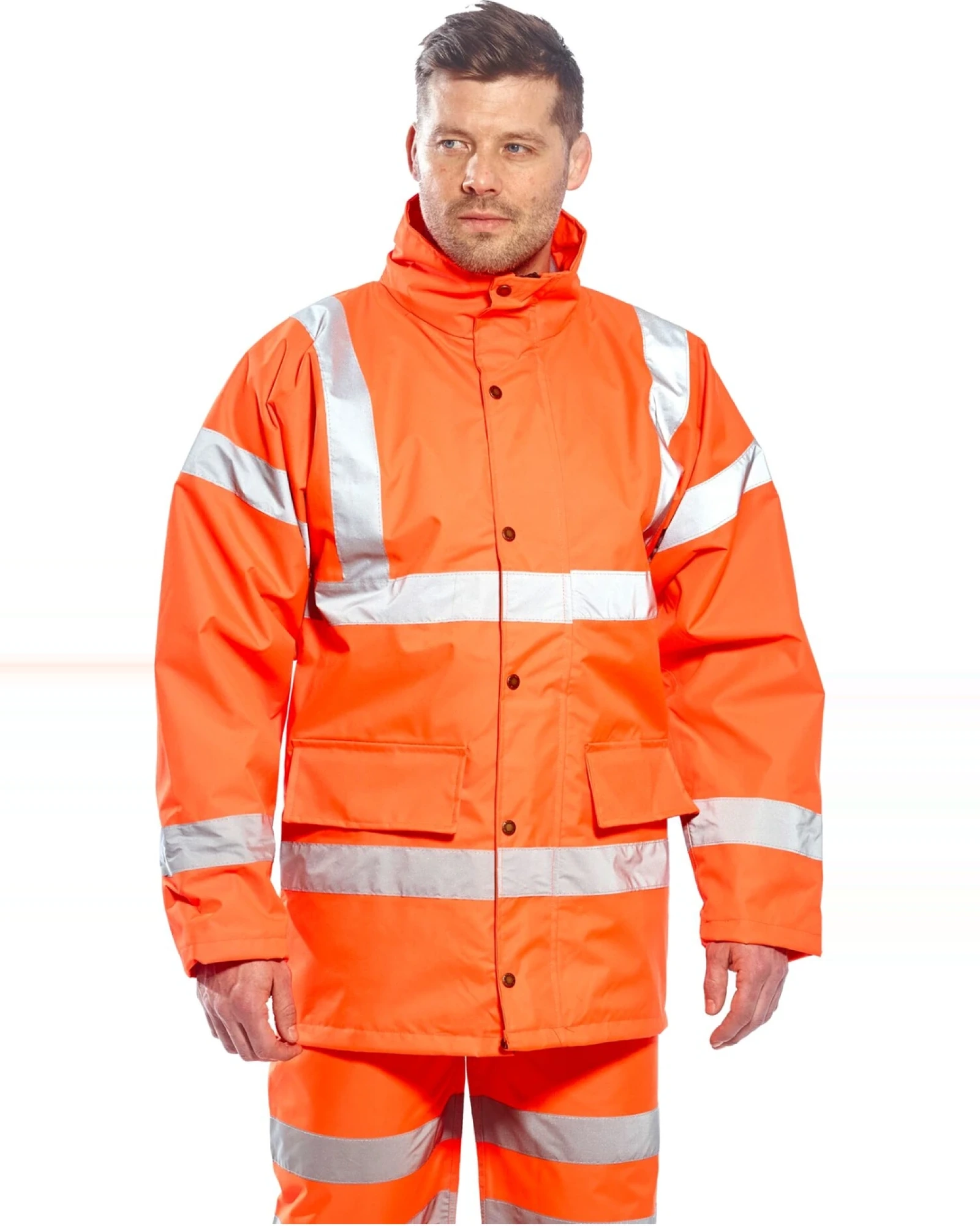 Portwest Hi-Vis Hi-vis regenjas gedragen door een model
