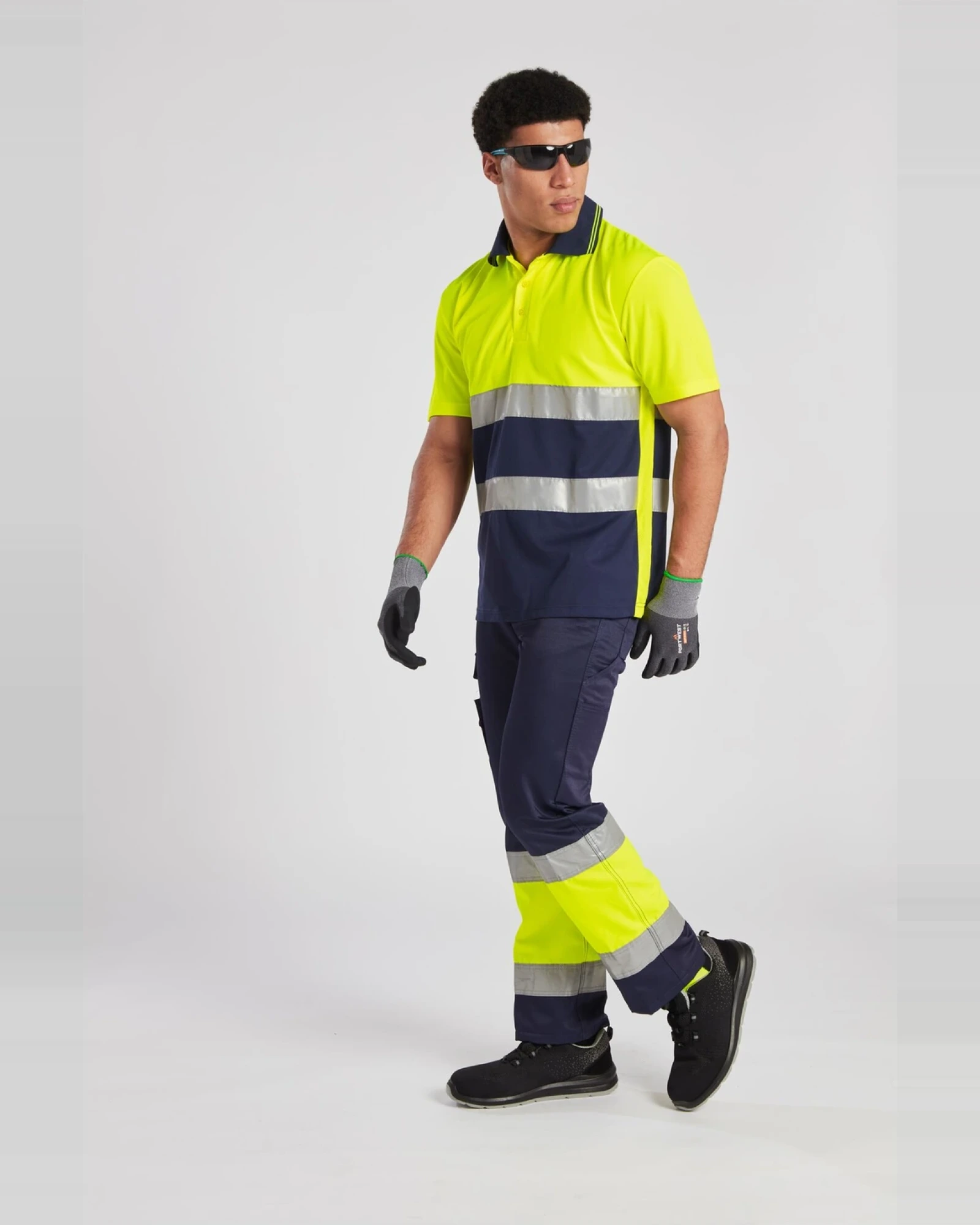 Portwest Hi-vis polo gedragen door een model