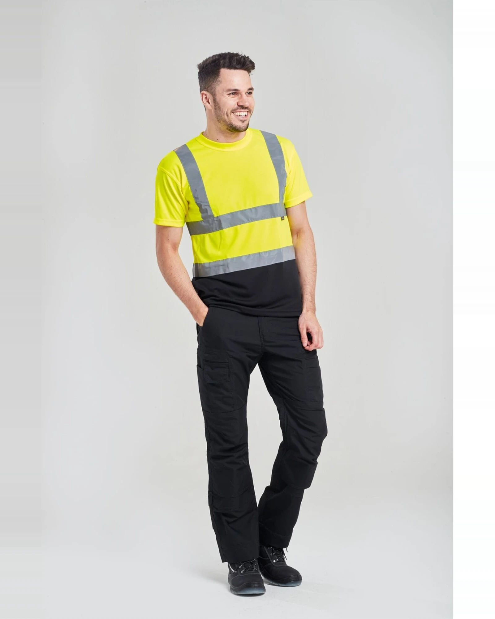 Portwest Hi-vis T-shirt gedragen door een model
