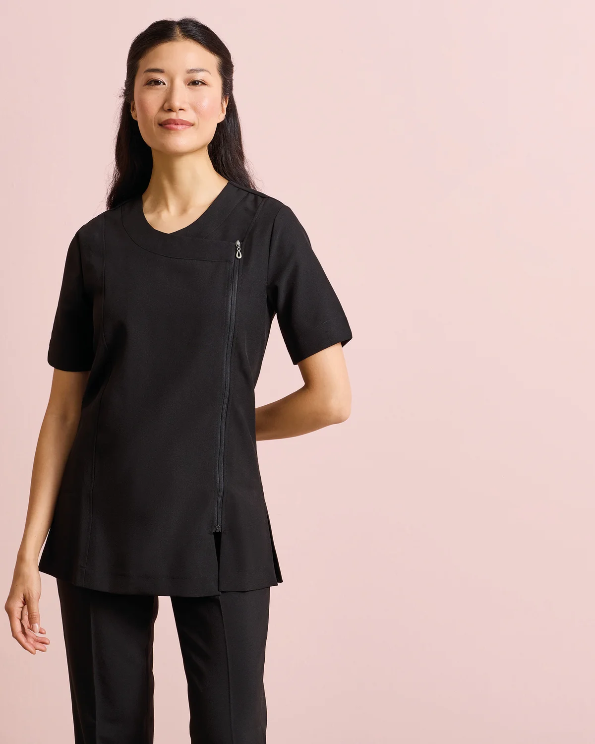 Premier PR686 'Camellia' Beauty & Spa Tuniek gedragen door een model