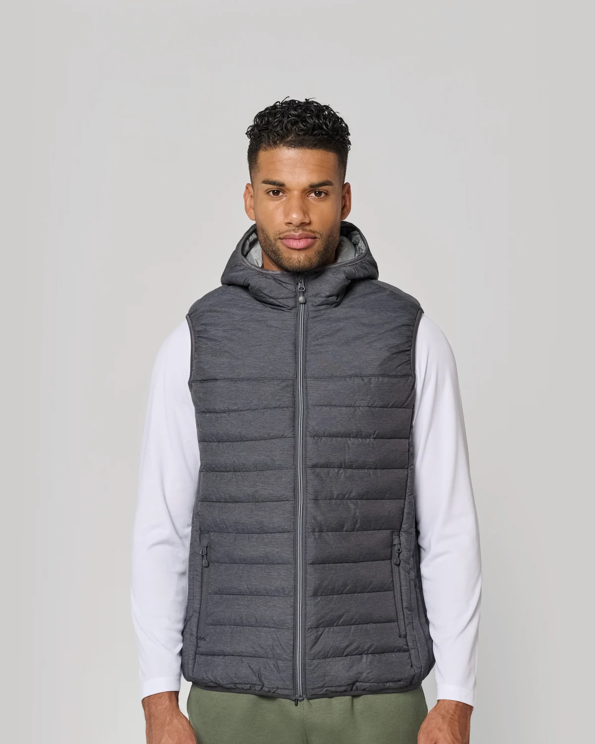 PROACT PA237 Bodywarmer met capuchon volwassene gedragen door een model
