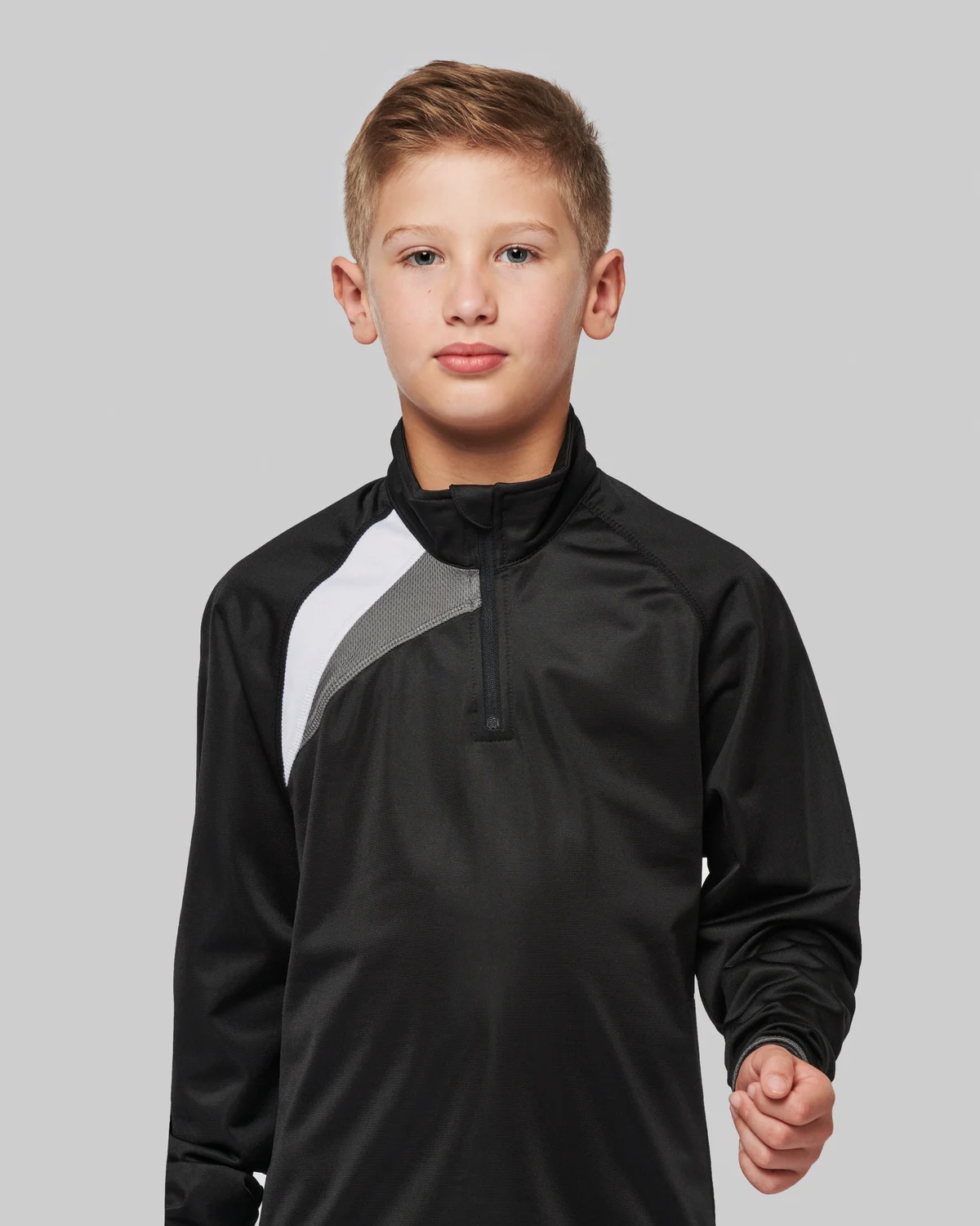 PROACT PA329 Kindertrainingsweater met ritskraag gedragen door een model