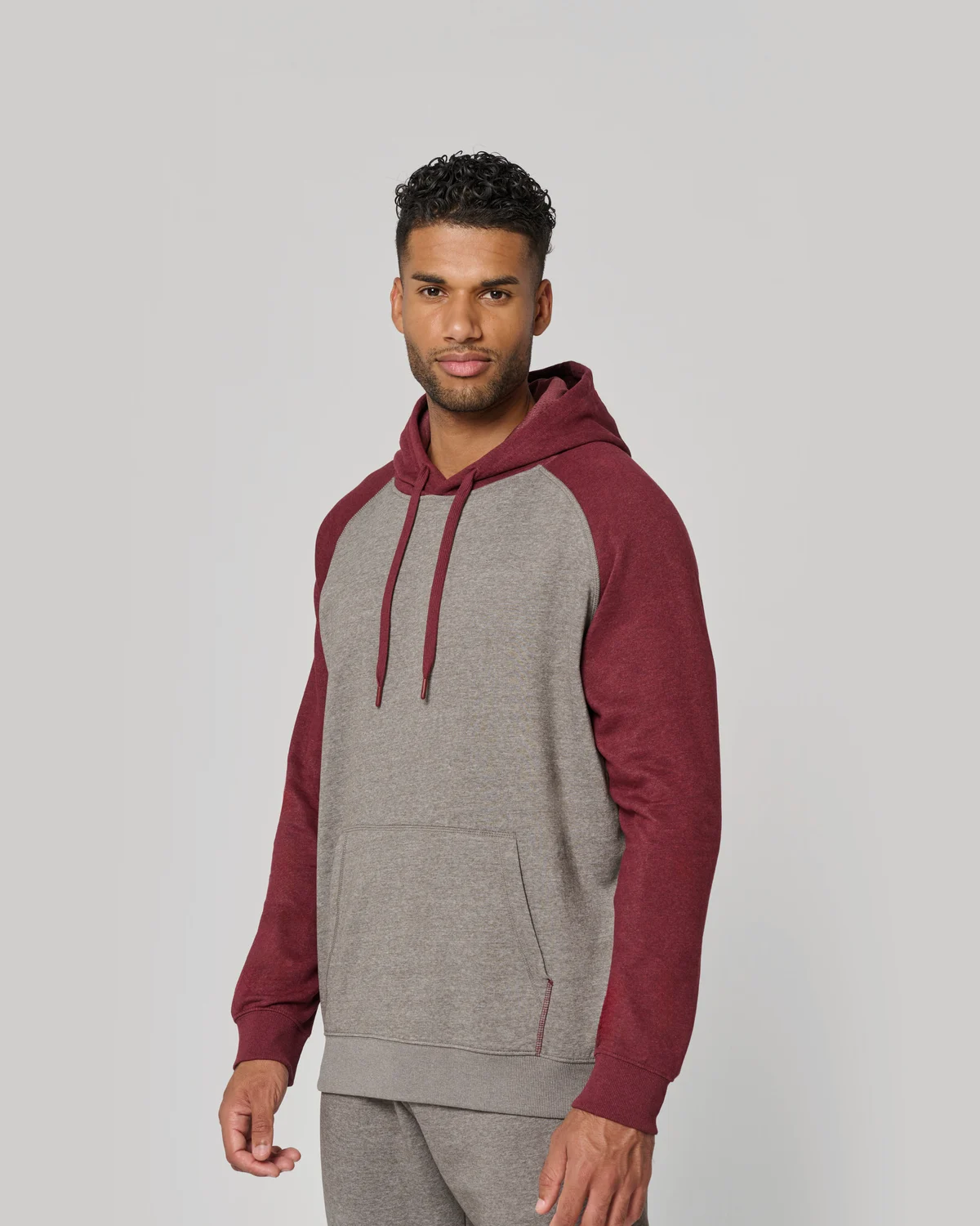 PROACT PA369 Tweekleurige sweater met capuchon volwassene gedragen door een model