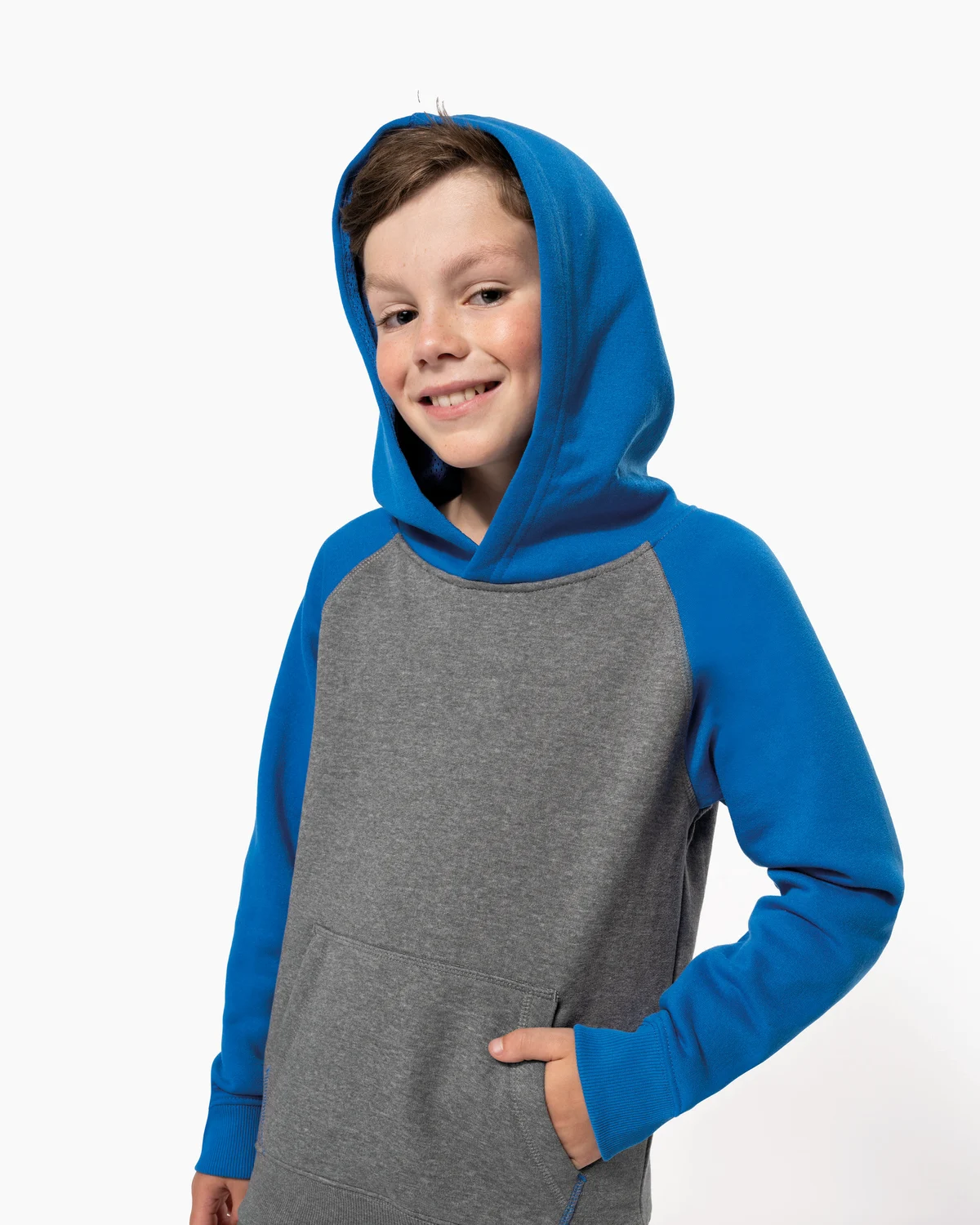 PROACT PA370 Kinder multisport tweekleurige sweater met capuchon gedragen door een model