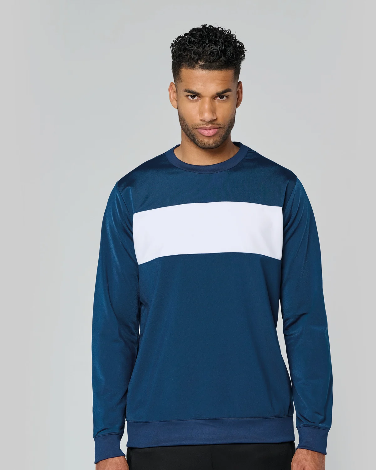 PROACT PA373 Sweater van polyester gedragen door een model