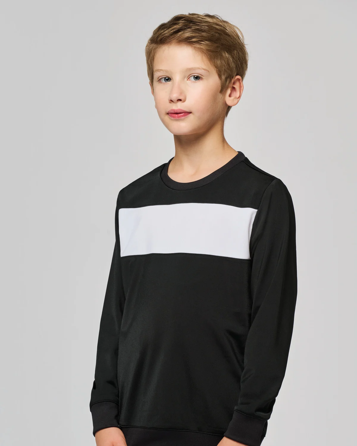 PROACT PA374 Kindersweater van polyester gedragen door een model