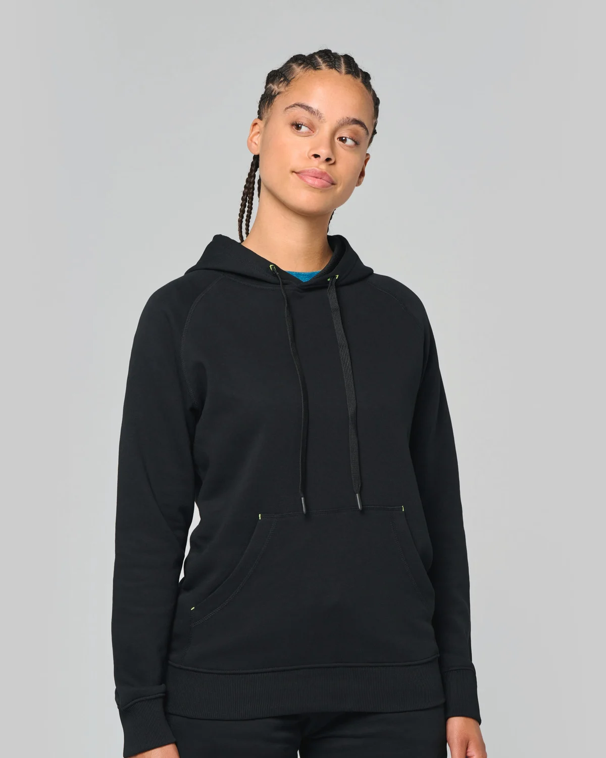 PROACT PA382 Unisex sweater met capuchon gedragen door een model