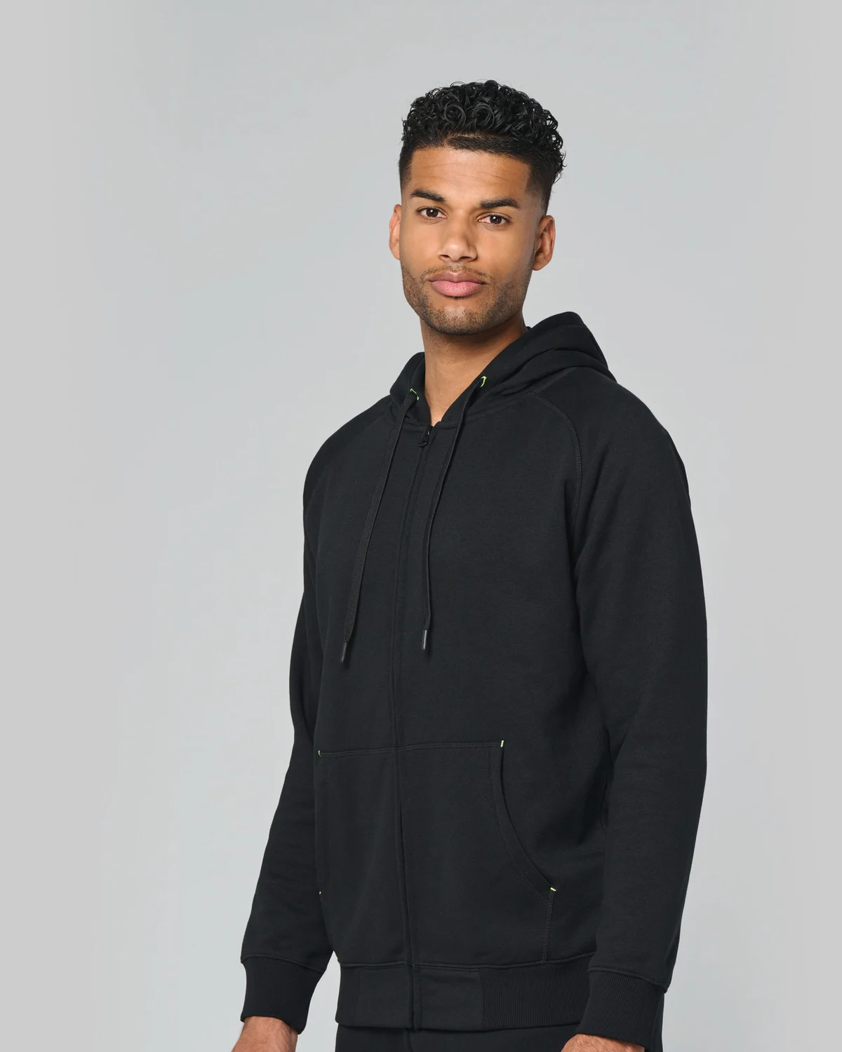PROACT PA383 Unisex sweatvest met capuchon gedragen door een model