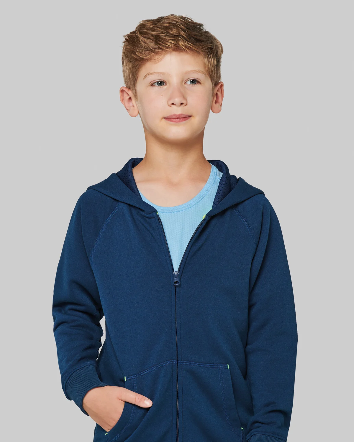 PROACT PA386 Kinder sweatvest met capuchon gedragen door een model
