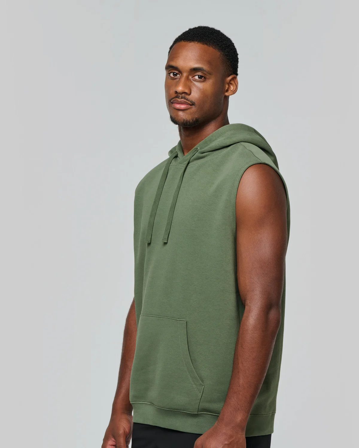 PROACT PA393 Unisex mouwloze hoodie gedragen door een model